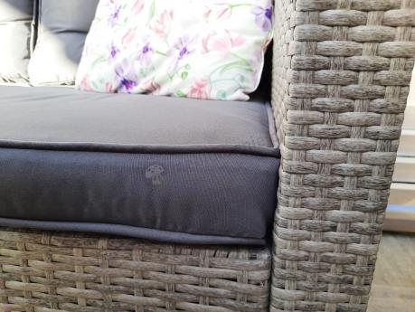 Meble ogrodowe z dwoma kanapami i stołem obiadowym