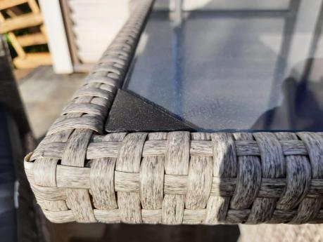 Meble ogrodowe z dwoma kanapami i stołem obiadowym