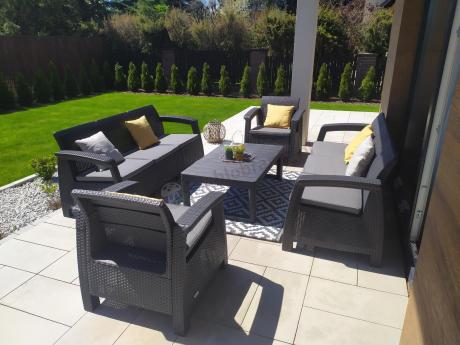 Meble ogrodowe z podnoszonym stołem