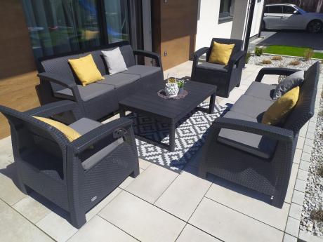 Meble ogrodowe z podnoszonym stołem