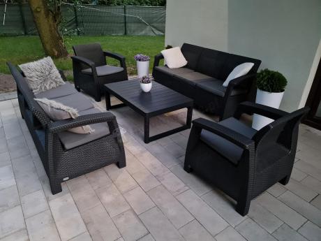 Meble ogrodowe z podnoszonym stołem