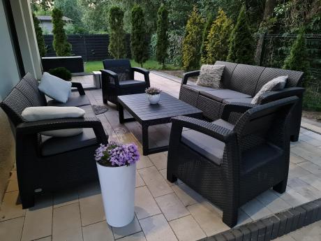 Meble ogrodowe z podnoszonym stołem