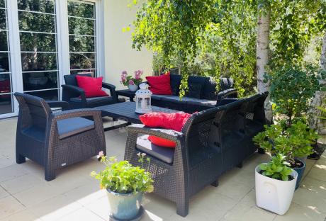 Meble ogrodowe z podnoszonym stołem