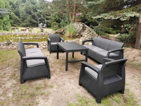 Meble ogrodowe z podnoszonym stołem