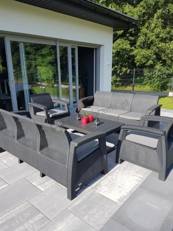 Meble ogrodowe z podnoszonym stołem