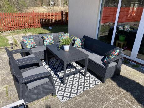 Meble ogrodowe z podnoszonym stołem