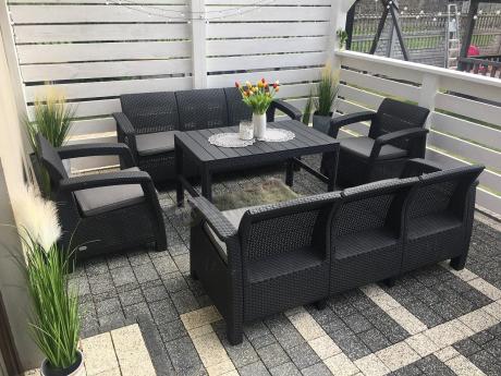 Meble ogrodowe z podnoszonym stołem