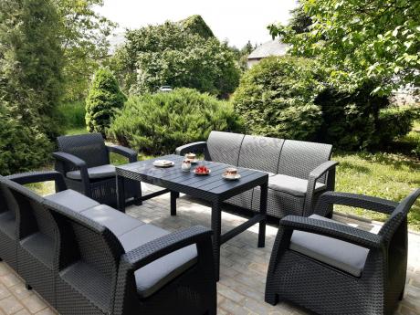 Meble ogrodowe z podnoszonym stołem