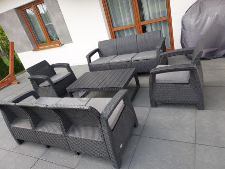 Meble ogrodowe z podnoszonym stołem