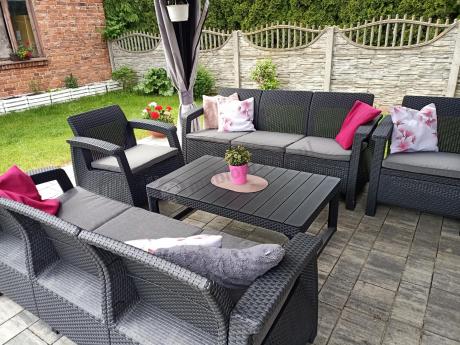 Meble ogrodowe z podnoszonym stołem