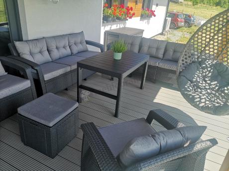 Meble ogrodowe z podnoszonym stołem