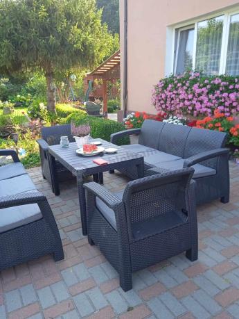 Meble ogrodowe z podnoszonym stołem