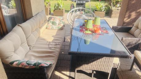 Meble ogrodowe z sofą 175cm, wysokim stołem, fotelami i pufami Perata Dining Brown