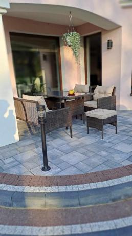 Meble ogrodowe z sofą 175cm, wysokim stołem, fotelami i pufami Perata Dining Brown