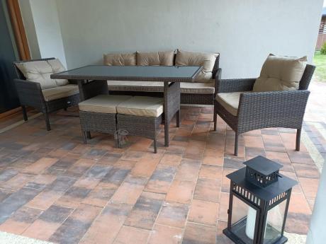 Meble ogrodowe z sofą 175cm, wysokim stołem, fotelami i pufami Perata Dining Brown