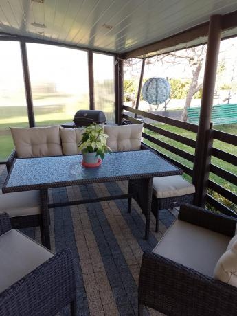 Meble ogrodowe z sofą 175cm, wysokim stołem, fotelami i pufami Perata Dining Brown