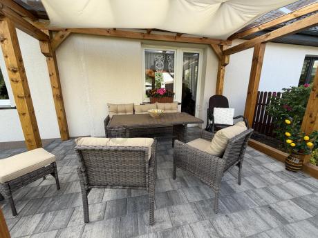 Meble ogrodowe z sofą 175cm, wysokim stołem polywood, fotelami i pufami Perata Dining Brown