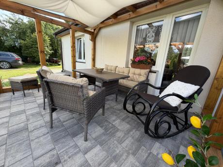 Meble ogrodowe z sofą 175cm, wysokim stołem polywood, fotelami i pufami Perata Dining Brown