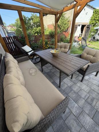 Meble ogrodowe z sofą 175cm, wysokim stołem polywood, fotelami i pufami Perata Dining Brown
