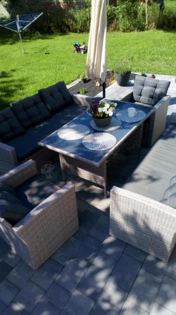 Meble ogrodowe z dwoma kanapami i stołem obiadowym