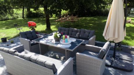 Meble ogrodowe z dwoma kanapami i stołem obiadowym