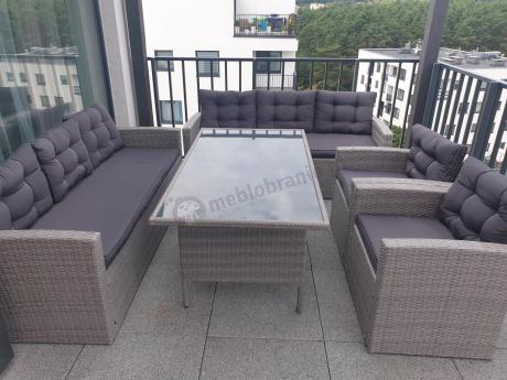 Meble ogrodowe z dwoma kanapami i stołem obiadowym