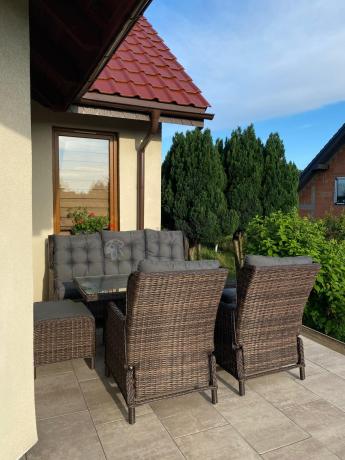 Meble technorattanowe premium na taras Laritto Dining + pufy - Dark Brown