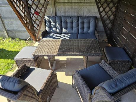 Meble technorattanowe premium na taras Laritto Dining + pufy - Dark Brown