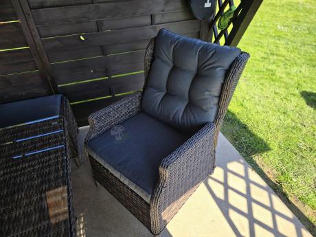 Meble technorattanowe premium na taras Laritto Dining + pufy - Dark Brown