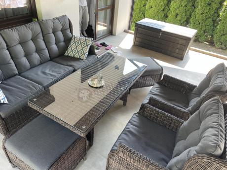 Meble technorattanowe premium na taras Laritto Dining + pufy - Dark Brown