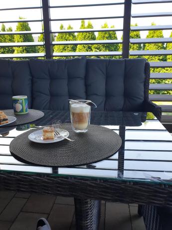 Meble technorattanowe premium na taras Laritto Dining + pufy - Dark Brown