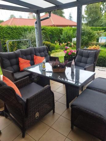 Meble technorattanowe premium na taras Laritto Dining + pufy - Dark Brown