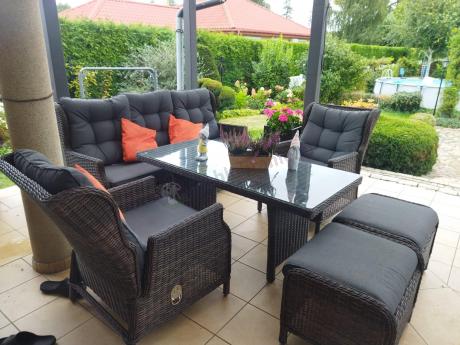 Meble technorattanowe premium na taras Laritto Dining + pufy - Dark Brown