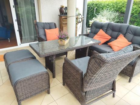 Meble technorattanowe premium na taras Laritto Dining + pufy - Dark Brown