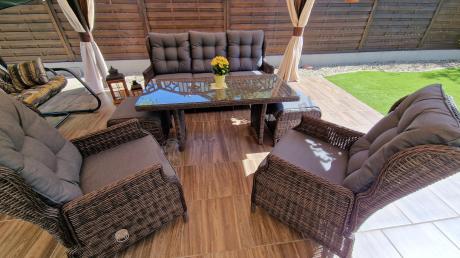 Meble technorattanowe premium na taras Laritto Dining + pufy - Dark Brown