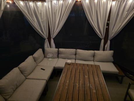 Metalowy narożnik na taras z dużym, wysokim stołem 160cm i fotelem - Panaon Corner XXL - Light Grey