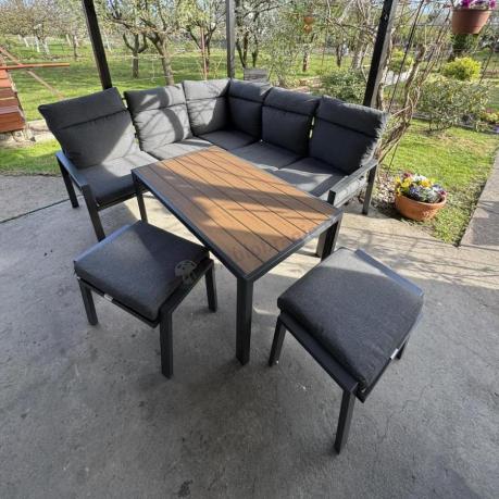 Metalowy narożnik na taras z pufami i stołem 120cm Doros Corner - Polywood Dark Grey