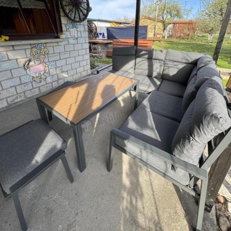 Metalowy narożnik na taras z pufami i stołem 120cm Doros Corner - Polywood Dark Grey