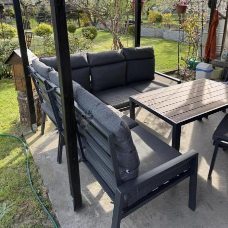 Metalowy narożnik na taras z pufami i stołem 120cm Doros Corner - Polywood Dark Grey