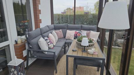 Metalowy narożnik na taras z pufami i stołem 120cm Doros Corner - Polywood Dark Grey