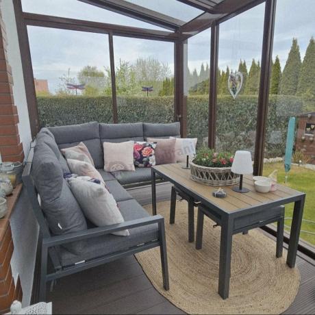 Metalowy narożnik na taras z pufami i stołem 120cm Doros Corner - Polywood Dark Grey
