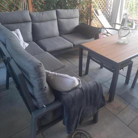 Metalowy narożnik na taras z pufami i stołem 120cm Doros Corner - Polywood Dark Grey