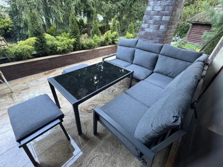 Metalowy narożnik na taras z pufami o stołem 120cm Doros Corner - Dark Grey