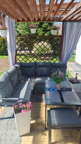 Metalowy narożnik na taras z pufami o stołem 120cm Doros Corner - Dark Grey