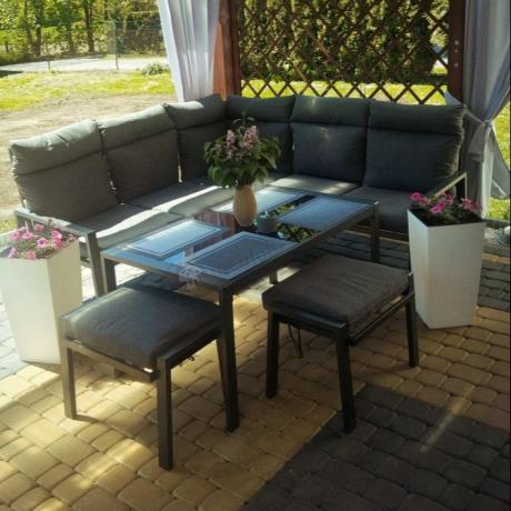 Metalowy narożnik na taras z pufami o stołem 120cm Doros Corner - Dark Grey