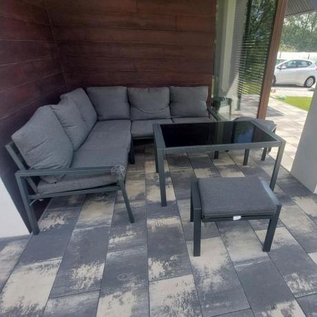 Metalowy narożnik na taras z pufami o stołem 120cm Sodor Corner - Dark Grey
