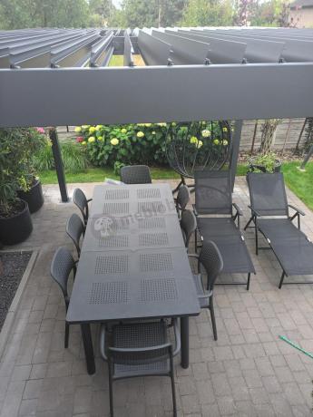 Metalowy narożnik na taras z pufami o stołem 120cm Sodor Corner - Dark Grey
