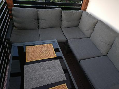 Metalowy narożnik na taras z pufami o stołem 120cm Sodor Corner - Dark Grey