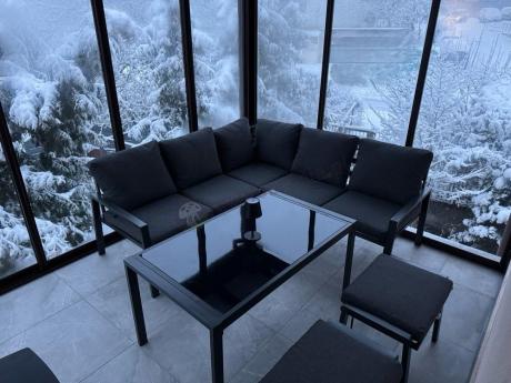 Metalowy narożnik na taras z pufami o stołem 120cm Sodor Corner - Dark Grey