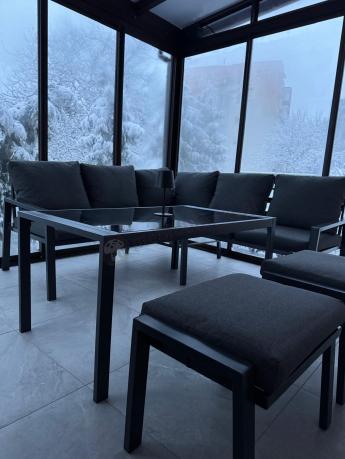 Metalowy narożnik na taras z pufami o stołem 120cm Sodor Corner - Dark Grey